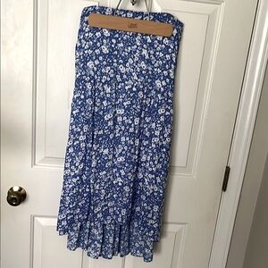 Pretty Gardin lined Blue Floral Skirt. Size Medium.